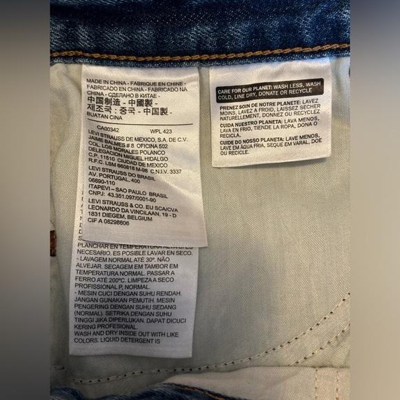 Distressed Levi wedgie shorts size 29 - Picture 5 of 5